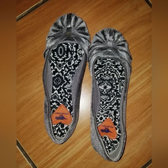 Women's Flats pre-owned still lots of life left gray - Picture 2 of 7